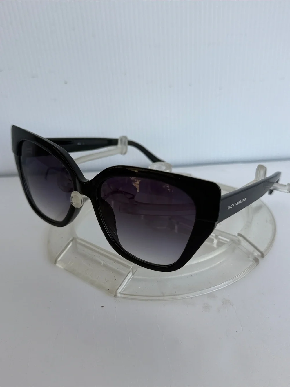 LUCKY BRAND, CHUNKY CAT EYE SUNGLASSES WITH GRADIENT LENSES GLOSSY BLACK